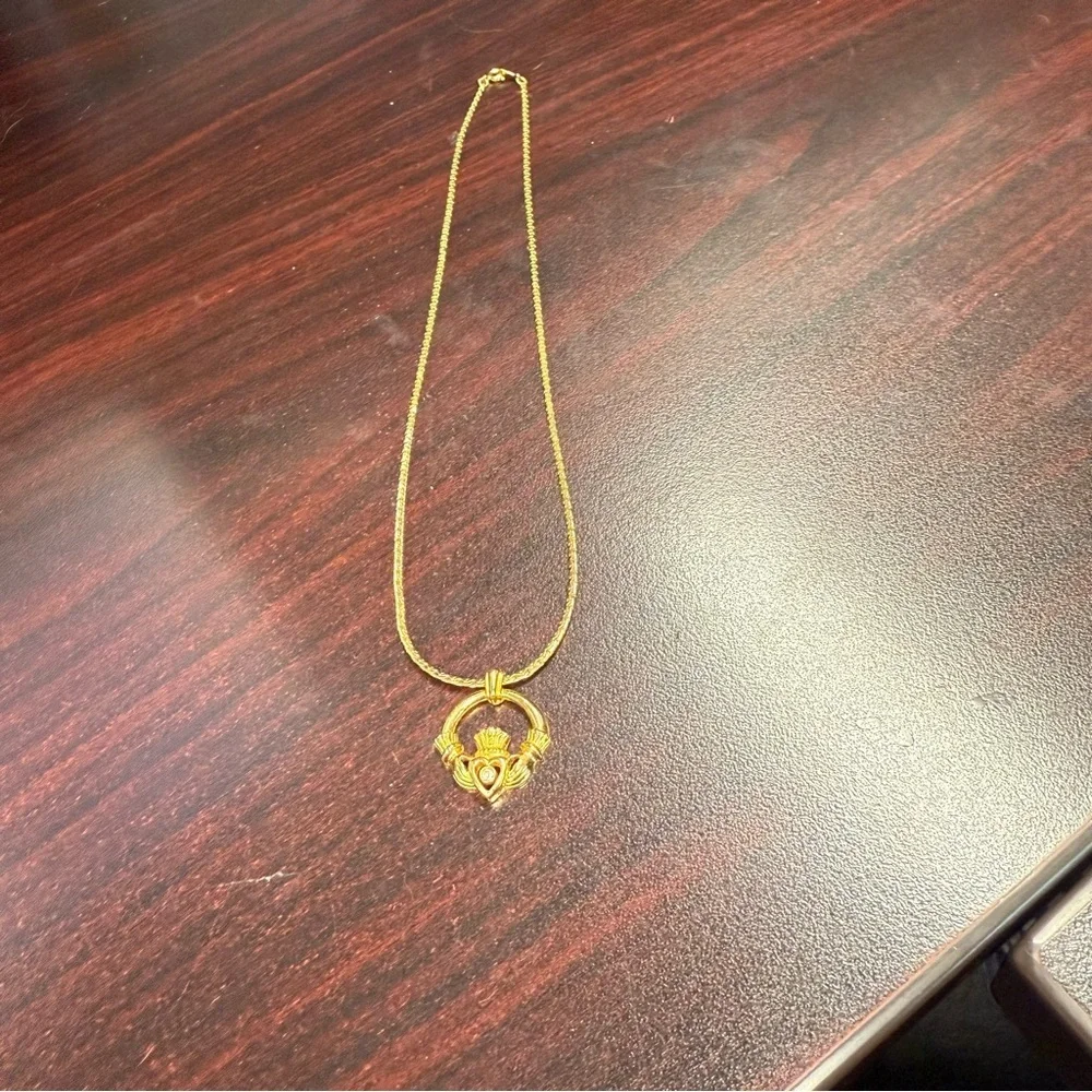 Avon Claddaugh  Goldtone Necklace NIB vintage 1992